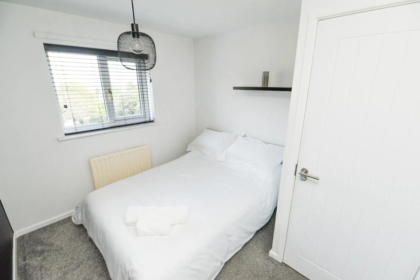 Modern Home In Royston, Free Off-Street Parking, Perfect For Families, Contractors & Work Royston  Royston (South Yorkshire)